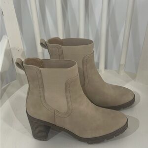 Elegant Tan Ankle Boots